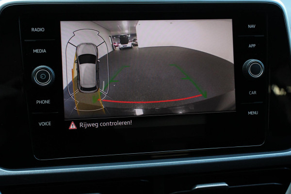 Volkswagen T-Roc 1.5 TSI DSG Style Navigatie Wireless App connect Adaptive Cruise Control Park Assist Camera Parkeersensoren IQ Drive pakket Stoel- en stuurwielverwarming Virtual cockpit Elektrische achterklep Full LED koplampen
