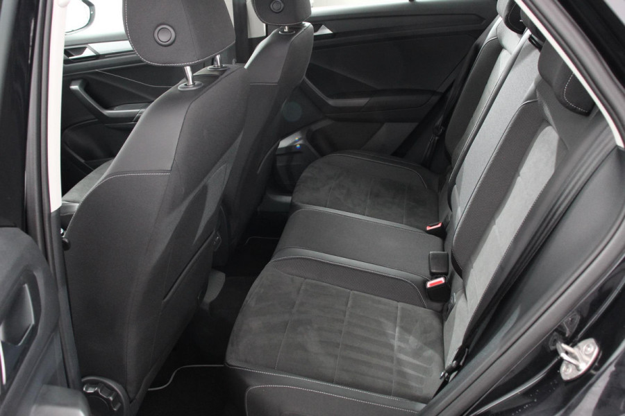 Volkswagen T-Roc 1.5 TSI DSG Style Navigatie Wireless App connect Adaptive Cruise Control Park Assist Camera Parkeersensoren IQ Drive pakket Stoel- en stuurwielverwarming Virtual cockpit Elektrische achterklep Full LED koplampen