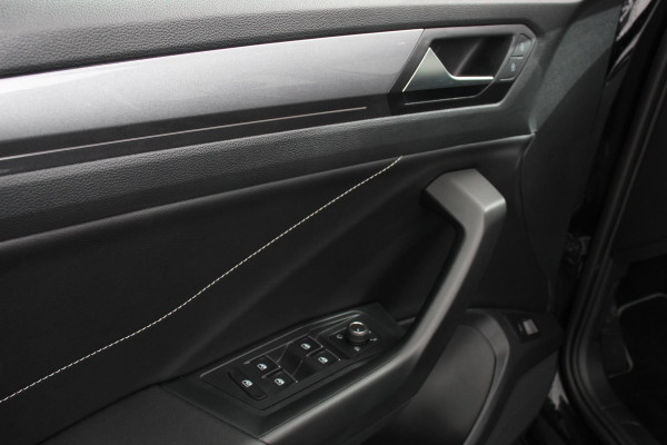 Volkswagen T-Roc 1.5 TSI DSG Style Navigatie Wireless App connect Adaptive Cruise Control Park Assist Camera Parkeersensoren IQ Drive pakket Stoel- en stuurwielverwarming Virtual cockpit Elektrische achterklep Full LED koplampen