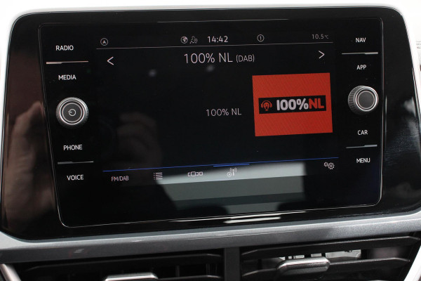 Volkswagen T-Roc 1.5 TSI DSG Style Navigatie Wireless App connect Adaptive Cruise Control Park Assist Camera Parkeersensoren IQ Drive pakket Stoel- en stuurwielverwarming Virtual cockpit Elektrische achterklep Full LED koplampen