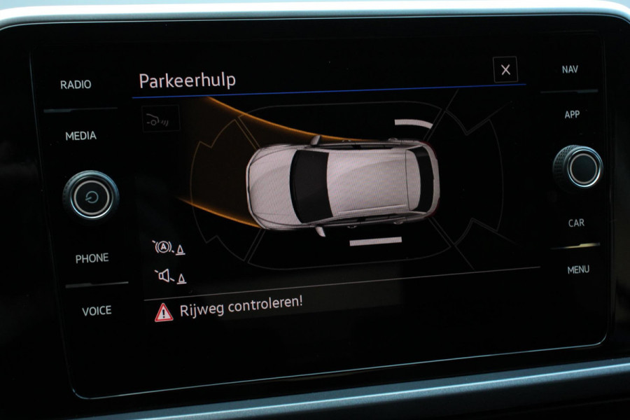 Volkswagen T-Roc 1.5 TSI DSG Style Navigatie Wireless App connect Adaptive Cruise Control Park Assist Camera Parkeersensoren IQ Drive pakket Stoel- en stuurwielverwarming Virtual cockpit Elektrische achterklep Full LED koplampen