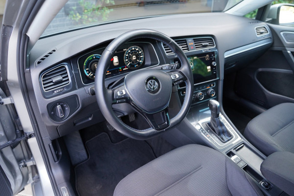 Volkswagen e-Golf E-DITION|Prijs rijklaar incl 12 mnd garantie|Warmtepomp Camera Navi Blindspot Stoelverwarming