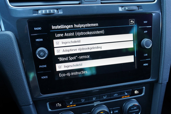 Volkswagen e-Golf E-DITION|Prijs rijklaar incl 12 mnd garantie|Warmtepomp Camera Navi Blindspot Stoelverwarming