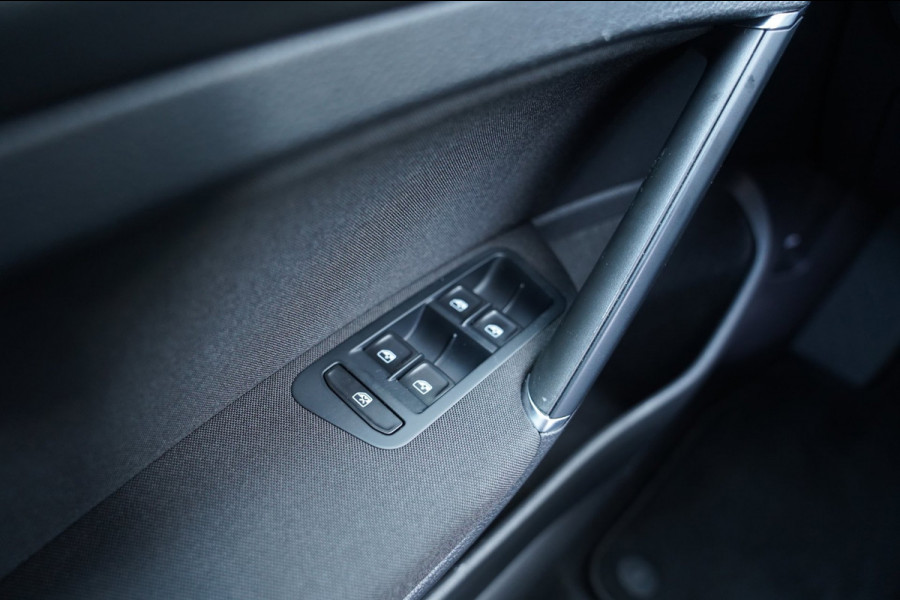 Volkswagen e-Golf E-DITION|Prijs rijklaar incl 12 mnd garantie|Warmtepomp Camera Navi Blindspot Stoelverwarming