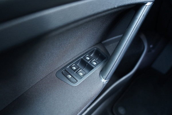 Volkswagen e-Golf E-DITION|Prijs rijklaar incl 12 mnd garantie|Warmtepomp Camera Navi Blindspot Stoelverwarming