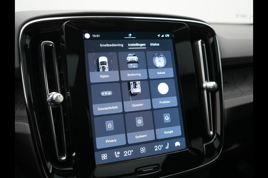 Volvo XC40 Recharge Twin Ultimate 82 kWh 408pk Dealer O.H. | Trekhaak Af Fabriek | Panodak | Adaptive Cruise | 360 Camera | Sportstoelen Memory & Verwarmd | Harman / Kardon | Keyless | Blis | Google Assistent | Stuur Verwarmd | Apple Carplay |