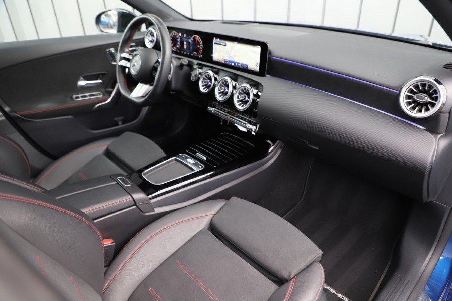 Mercedes-Benz A-Klasse 250e AMG | 218PK | Head-up | Memory | Keyless-go | Sfeerverlichting | Distronic+ | Pano | Multibeam | Standkachel | 2024.