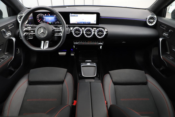 Mercedes-Benz A-Klasse 250e AMG | 218PK | Head-up | Memory | Keyless-go | Sfeerverlichting | Distronic+ | Pano | Multibeam | Standkachel | 2024.