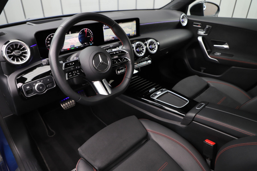 Mercedes-Benz A-Klasse 250e AMG | 218PK | Head-up | Memory | Keyless-go | Sfeerverlichting | Distronic+ | Pano | Multibeam | Standkachel | 2024.