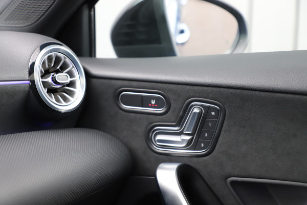 Mercedes-Benz A-Klasse 250e AMG | 218PK | Head-up | Memory | Keyless-go | Sfeerverlichting | Distronic+ | Pano | Multibeam | Standkachel | 2024.