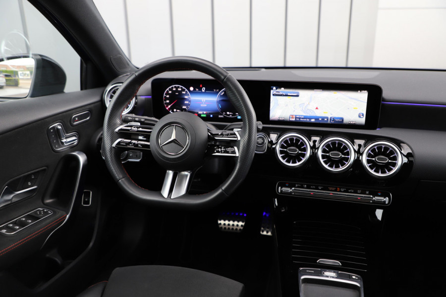 Mercedes-Benz A-Klasse 250e AMG | 218PK | Head-up | Memory | Keyless-go | Sfeerverlichting | Distronic+ | Pano | Multibeam | Standkachel | 2024.