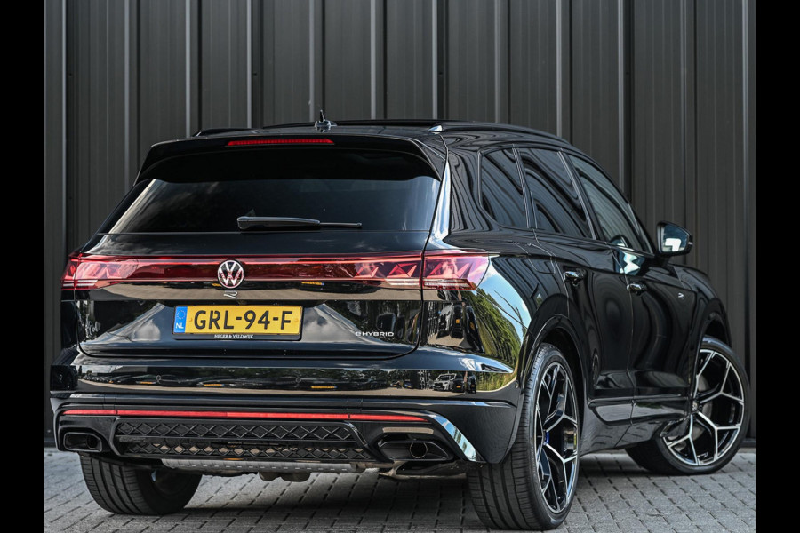 Volkswagen Touareg 3.0 TSi eHybrid 4MOTION R | 462PK | Panoramadak | Night Vision | Massage + Ventilatie | HUD | Dynaudio | Luchtvering | Adaptive Cruise | Ambiance Interieur | Keyless Entry | Stoelverwarming V+A | Stuurverwarming |