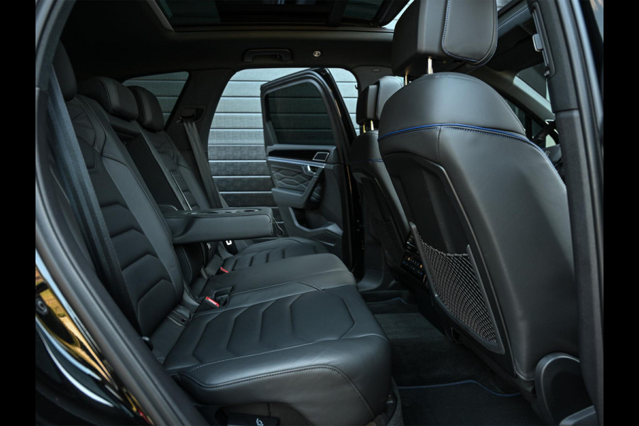 Volkswagen Touareg 3.0 TSi eHybrid 4MOTION R | 462PK | Panoramadak | Night Vision | Massage + Ventilatie | HUD | Dynaudio | Luchtvering | Adaptive Cruise | Ambiance Interieur | Keyless Entry | Stoelverwarming V+A | Stuurverwarming |