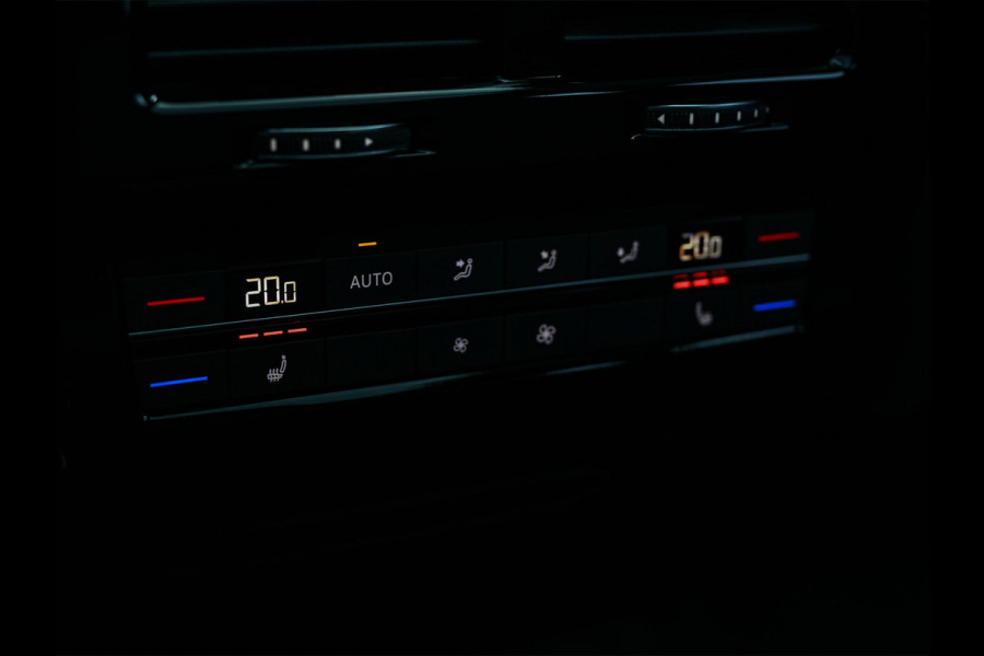 Volkswagen Touareg 3.0 TSi eHybrid 4MOTION R | 462PK | Panoramadak | Night Vision | Massage + Ventilatie | HUD | Dynaudio | Luchtvering | Adaptive Cruise | Ambiance Interieur | Keyless Entry | Stoelverwarming V+A | Stuurverwarming |