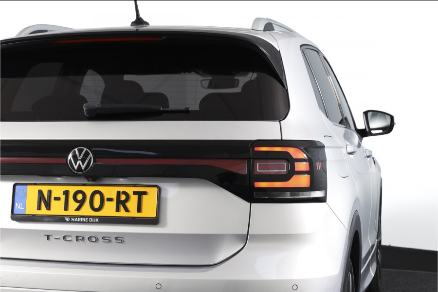 Volkswagen T-Cross 1.5 TSI Style Business R 150 PK | Adapt. Cruise | Stoelverw. | PDC | Camera | NAV + App. Connect | ECC | Trekhaak | LM 18" |