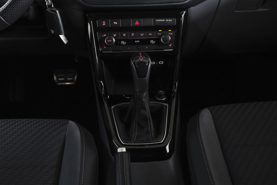 Volkswagen T-Cross 1.5 TSI Style Business R 150 PK | Adapt. Cruise | Stoelverw. | PDC | Camera | NAV + App. Connect | ECC | Trekhaak | LM 18" |