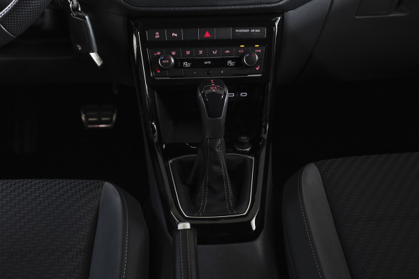 Volkswagen T-Cross 1.5 TSI Style Business R 150 PK | Adapt. Cruise | Stoelverw. | PDC | Camera | NAV + App. Connect | ECC | Trekhaak | LM 18" |