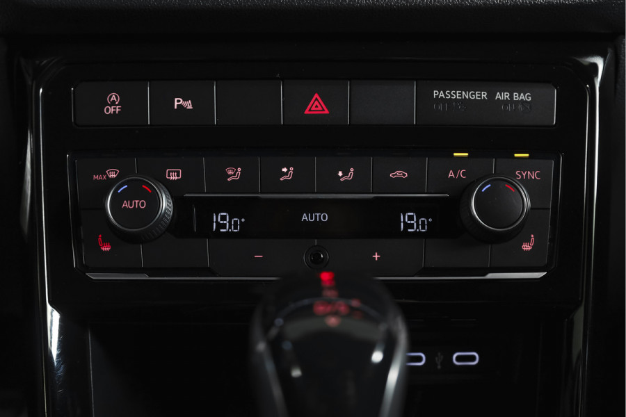 Volkswagen T-Cross 1.5 TSI Style Business R 150 PK | Adapt. Cruise | Stoelverw. | PDC | Camera | NAV + App. Connect | ECC | Trekhaak | LM 18" |