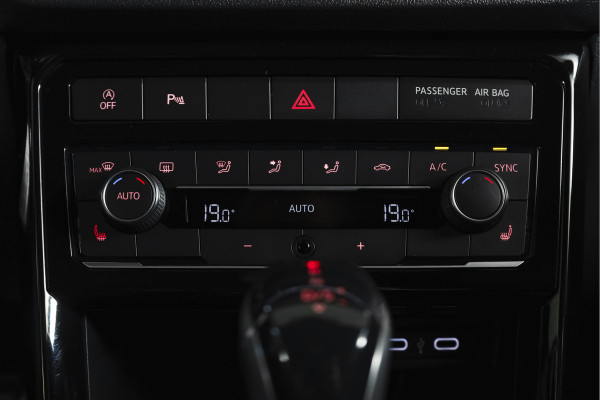 Volkswagen T-Cross 1.5 TSI Style Business R 150 PK | Adapt. Cruise | Stoelverw. | PDC | Camera | NAV + App. Connect | ECC | Trekhaak | LM 18" |