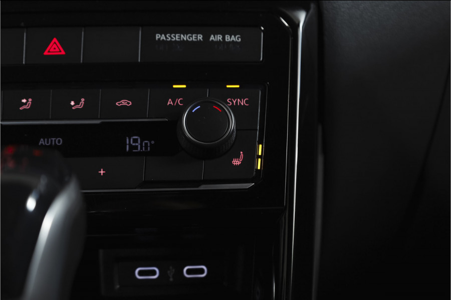 Volkswagen T-Cross 1.5 TSI Style Business R 150 PK | Adapt. Cruise | Stoelverw. | PDC | Camera | NAV + App. Connect | ECC | Trekhaak | LM 18" |