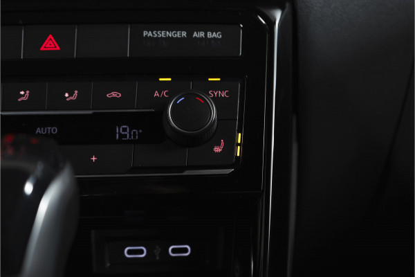 Volkswagen T-Cross 1.5 TSI Style Business R 150 PK | Adapt. Cruise | Stoelverw. | PDC | Camera | NAV + App. Connect | ECC | Trekhaak | LM 18" |