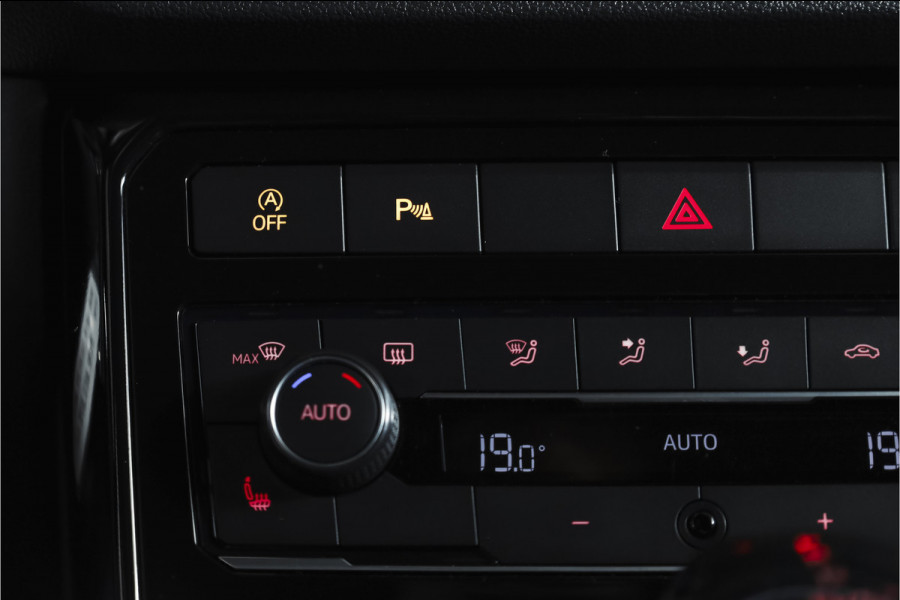 Volkswagen T-Cross 1.5 TSI Style Business R 150 PK | Adapt. Cruise | Stoelverw. | PDC | Camera | NAV + App. Connect | ECC | Trekhaak | LM 18" |