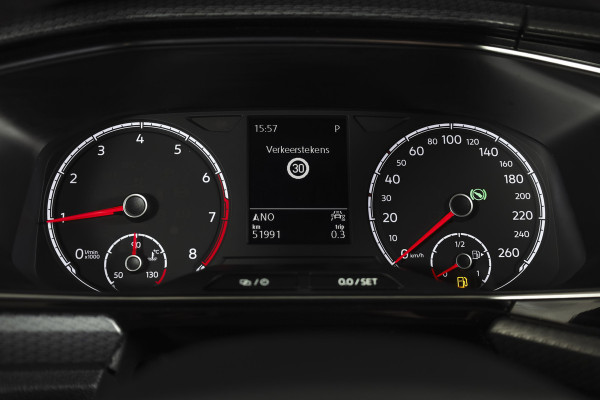 Volkswagen T-Cross 1.5 TSI Style Business R 150 PK | Adapt. Cruise | Stoelverw. | PDC | Camera | NAV + App. Connect | ECC | Trekhaak | LM 18" |
