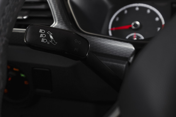 Volkswagen T-Cross 1.5 TSI Style Business R 150 PK | Adapt. Cruise | Stoelverw. | PDC | Camera | NAV + App. Connect | ECC | Trekhaak | LM 18" |