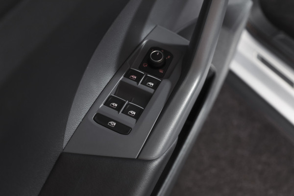 Volkswagen T-Cross 1.5 TSI Style Business R 150 PK | Adapt. Cruise | Stoelverw. | PDC | Camera | NAV + App. Connect | ECC | Trekhaak | LM 18" |