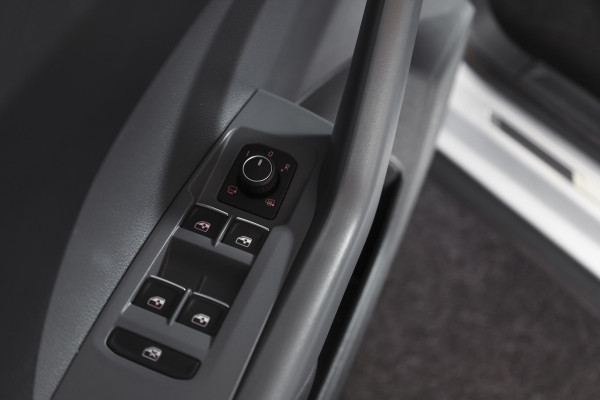 Volkswagen T-Cross 1.5 TSI Style Business R 150 PK | Adapt. Cruise | Stoelverw. | PDC | Camera | NAV + App. Connect | ECC | Trekhaak | LM 18" |