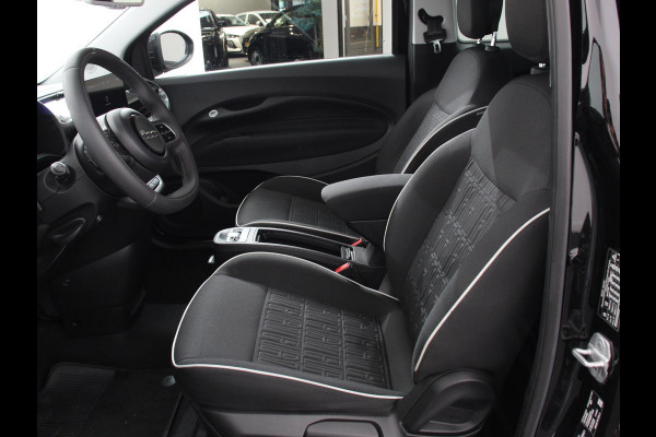 Fiat 500E Icon 42 kWh Navigatie Apple CarPlay Android Auto Camera Parkeerhulp Adaptive Cruise Control Stoelverwarming Climate Control Lichtmetalen velgen