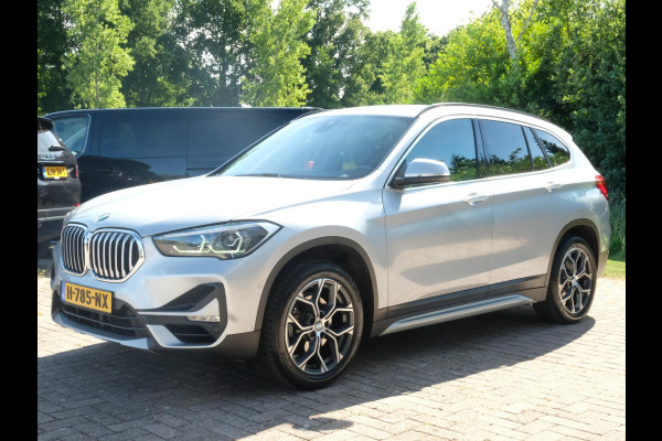 BMW X1 sDrive18i High Executive Edition 140 PK | Afneembare Trekhaak | Dealeronderhouden | Lederen Bekleding | Stoelverwarming | Camera | Head-Up display | Elektrische Klep | LED |
