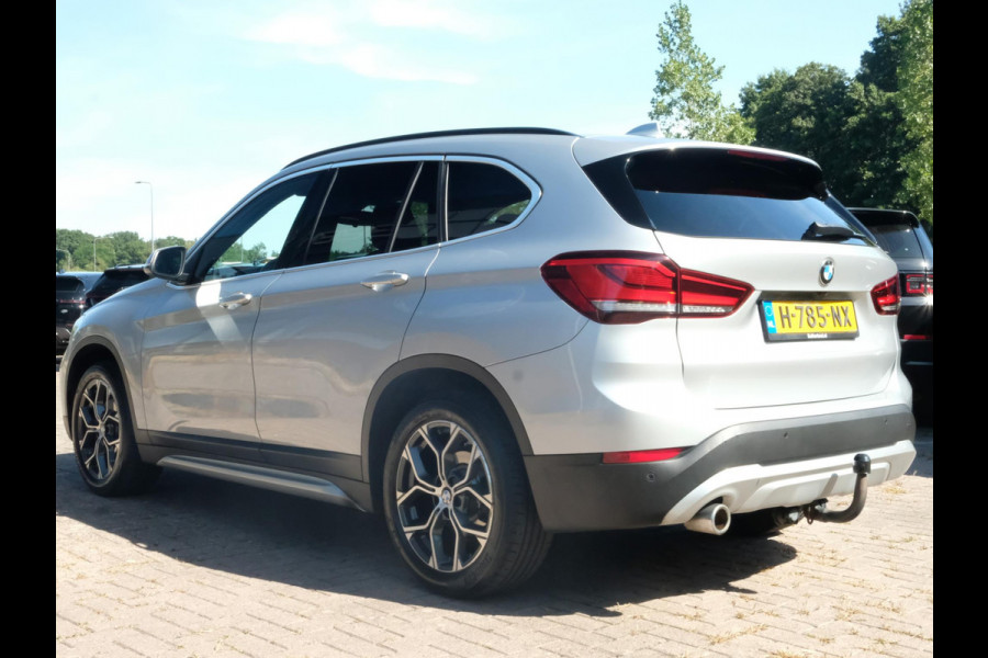 BMW X1 sDrive18i High Executive Edition 140 PK | Afneembare Trekhaak | Dealeronderhouden | Lederen Bekleding | Stoelverwarming | Camera | Head-Up display | Elektrische Klep | LED |