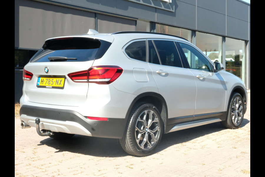 BMW X1 sDrive18i High Executive Edition 140 PK | Afneembare Trekhaak | Dealeronderhouden | Lederen Bekleding | Stoelverwarming | Camera | Head-Up display | Elektrische Klep | LED |