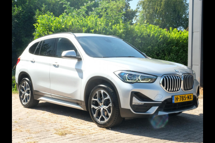 BMW X1 sDrive18i High Executive Edition 140 PK | Afneembare Trekhaak | Dealeronderhouden | Lederen Bekleding | Stoelverwarming | Camera | Head-Up display | Elektrische Klep | LED |
