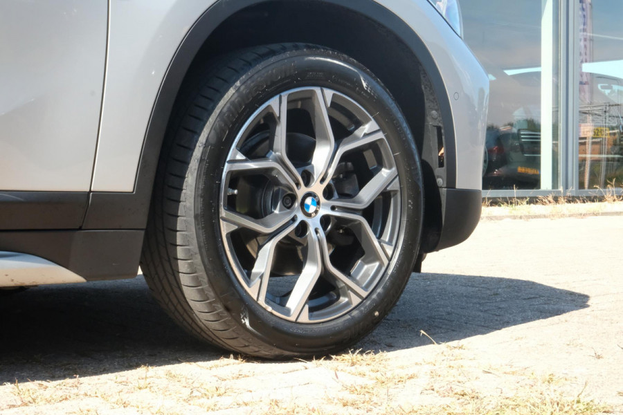 BMW X1 sDrive18i High Executive Edition 140 PK | Afneembare Trekhaak | Dealeronderhouden | Lederen Bekleding | Stoelverwarming | Camera | Head-Up display | Elektrische Klep | LED |