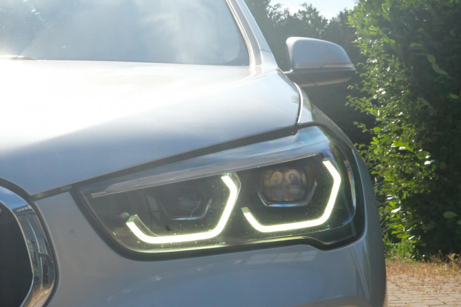 BMW X1 sDrive18i High Executive Edition 140 PK | Afneembare Trekhaak | Dealeronderhouden | Lederen Bekleding | Stoelverwarming | Camera | Head-Up display | Elektrische Klep | LED |