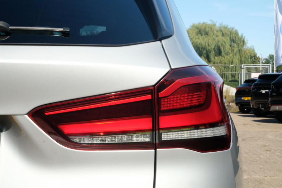 BMW X1 sDrive18i High Executive Edition 140 PK | Afneembare Trekhaak | Dealeronderhouden | Lederen Bekleding | Stoelverwarming | Camera | Head-Up display | Elektrische Klep | LED |