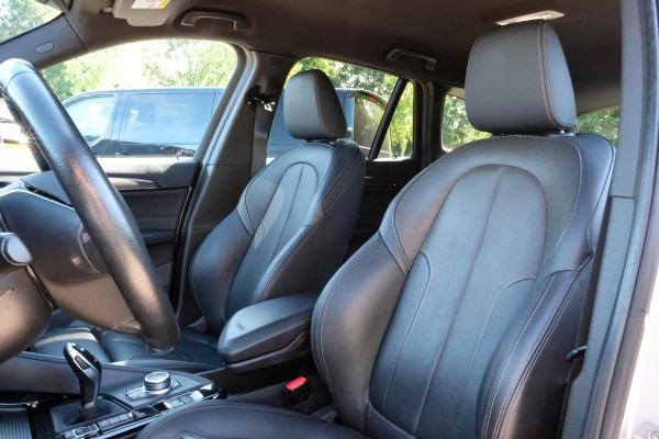 BMW X1 sDrive18i High Executive Edition 140 PK | Afneembare Trekhaak | Dealeronderhouden | Lederen Bekleding | Stoelverwarming | Camera | Head-Up display | Elektrische Klep | LED |