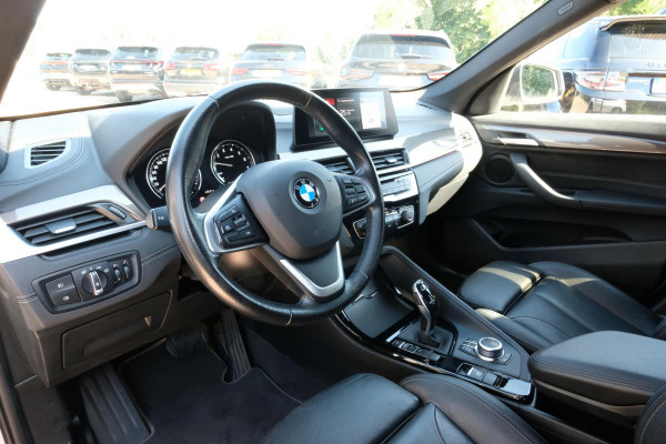 BMW X1 sDrive18i High Executive Edition 140 PK | Afneembare Trekhaak | Dealeronderhouden | Lederen Bekleding | Stoelverwarming | Camera | Head-Up display | Elektrische Klep | LED |