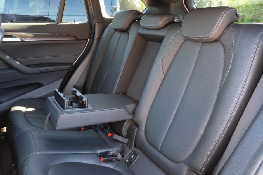 BMW X1 sDrive18i High Executive Edition 140 PK | Afneembare Trekhaak | Dealeronderhouden | Lederen Bekleding | Stoelverwarming | Camera | Head-Up display | Elektrische Klep | LED |