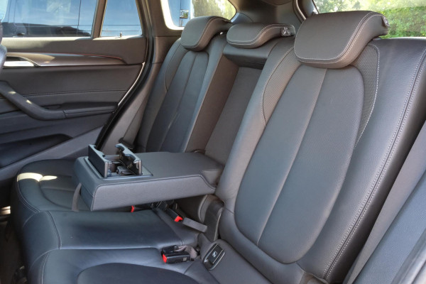BMW X1 sDrive18i High Executive Edition 140 PK | Afneembare Trekhaak | Dealeronderhouden | Lederen Bekleding | Stoelverwarming | Camera | Head-Up display | Elektrische Klep | LED |