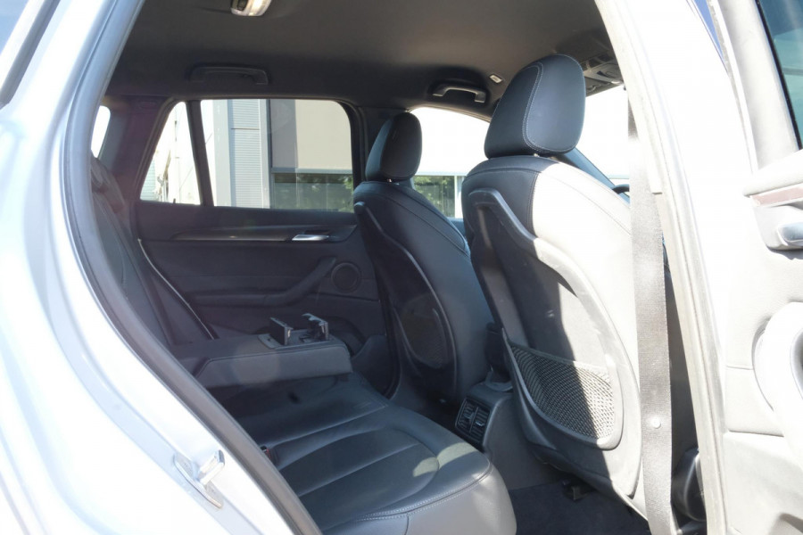 BMW X1 sDrive18i High Executive Edition 140 PK | Afneembare Trekhaak | Dealeronderhouden | Lederen Bekleding | Stoelverwarming | Camera | Head-Up display | Elektrische Klep | LED |