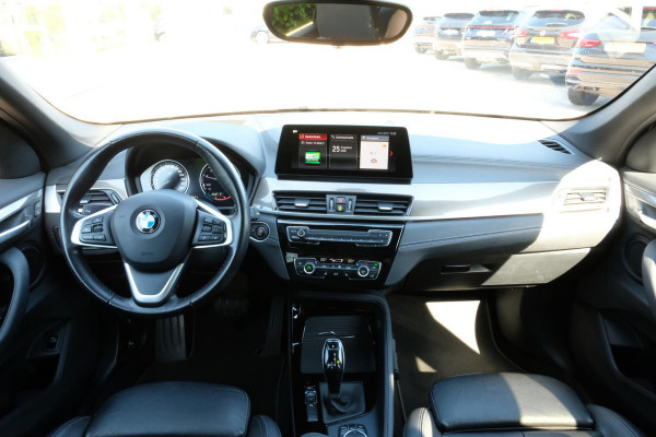 BMW X1 sDrive18i High Executive Edition 140 PK | Afneembare Trekhaak | Dealeronderhouden | Lederen Bekleding | Stoelverwarming | Camera | Head-Up display | Elektrische Klep | LED |