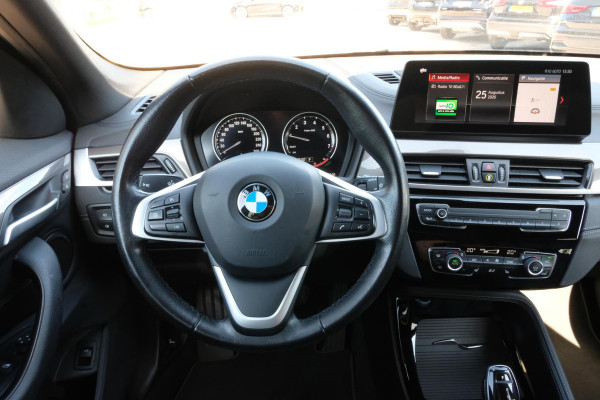 BMW X1 sDrive18i High Executive Edition 140 PK | Afneembare Trekhaak | Dealeronderhouden | Lederen Bekleding | Stoelverwarming | Camera | Head-Up display | Elektrische Klep | LED |