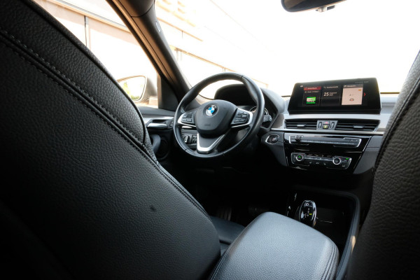 BMW X1 sDrive18i High Executive Edition 140 PK | Afneembare Trekhaak | Dealeronderhouden | Lederen Bekleding | Stoelverwarming | Camera | Head-Up display | Elektrische Klep | LED |