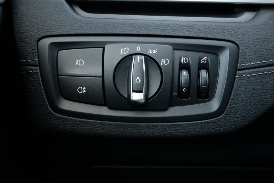 BMW X1 sDrive18i High Executive Edition 140 PK | Afneembare Trekhaak | Dealeronderhouden | Lederen Bekleding | Stoelverwarming | Camera | Head-Up display | Elektrische Klep | LED |