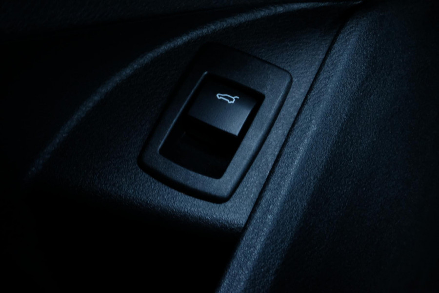 BMW X1 sDrive18i High Executive Edition 140 PK | Afneembare Trekhaak | Dealeronderhouden | Lederen Bekleding | Stoelverwarming | Camera | Head-Up display | Elektrische Klep | LED |