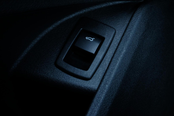 BMW X1 sDrive18i High Executive Edition 140 PK | Afneembare Trekhaak | Dealeronderhouden | Lederen Bekleding | Stoelverwarming | Camera | Head-Up display | Elektrische Klep | LED |