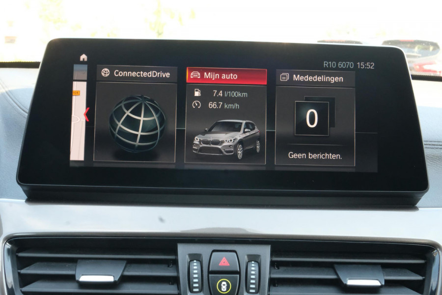 BMW X1 sDrive18i High Executive Edition 140 PK | Afneembare Trekhaak | Dealeronderhouden | Lederen Bekleding | Stoelverwarming | Camera | Head-Up display | Elektrische Klep | LED |
